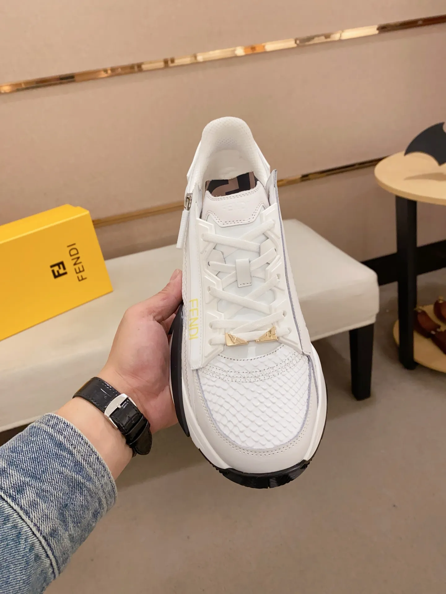 Men's shoes💰: 540💰(Higher version) [Fendi] Fendi's latest casual shoes for men! Available at counters simultaneously! A one-to-one replica of the original. Made entirely of imported top-grain calfskin, the interior is made of top-grain water-dyed cowhide, and the original factory-supplied rubber outsole. Leading new fashion concepts. Matching code: 38-44. 45 can be customized and non-returnable!